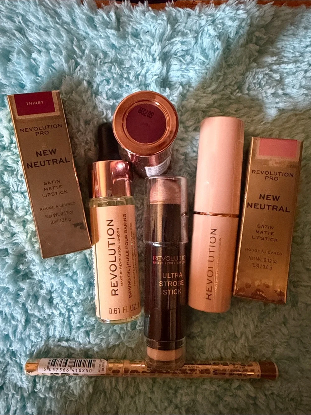 Revolution Beauty London -bundle Lipsticks, foundation, primer corrector, liner